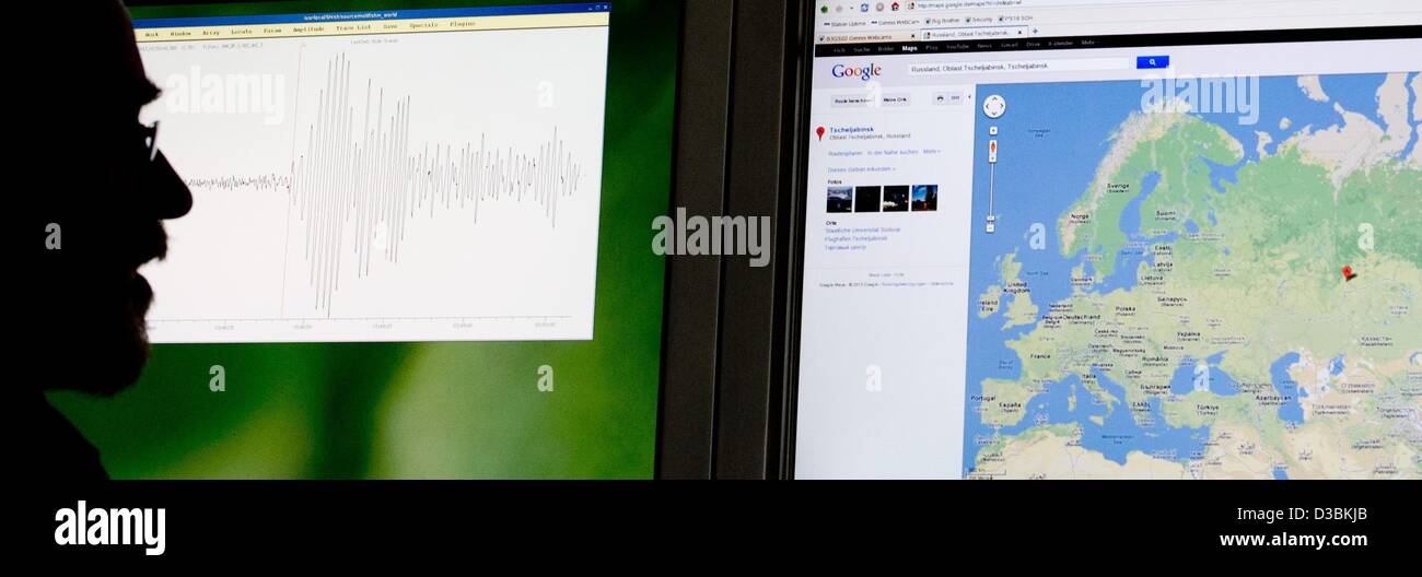 Hannover, Deutschland. 15. Februar 2013. Geophysiker Gernot Hartmann sitzt vor Monitoren zeigt die Schallwellen von der Meteoritenschauer im Ural-Gebirge an der Bundesanstalt für Geowissenschaften und Rohstoffe (BGR) in Hannover, 15. Februar 2013 produziert. Die Schallwellen verzeichneten die Steuerung den Kernwaffenteststopp Vertrag in Aktobe, Kasachstan. Foto: Julian Stratenschulte/Dpa/Alamy Live News Stockfoto