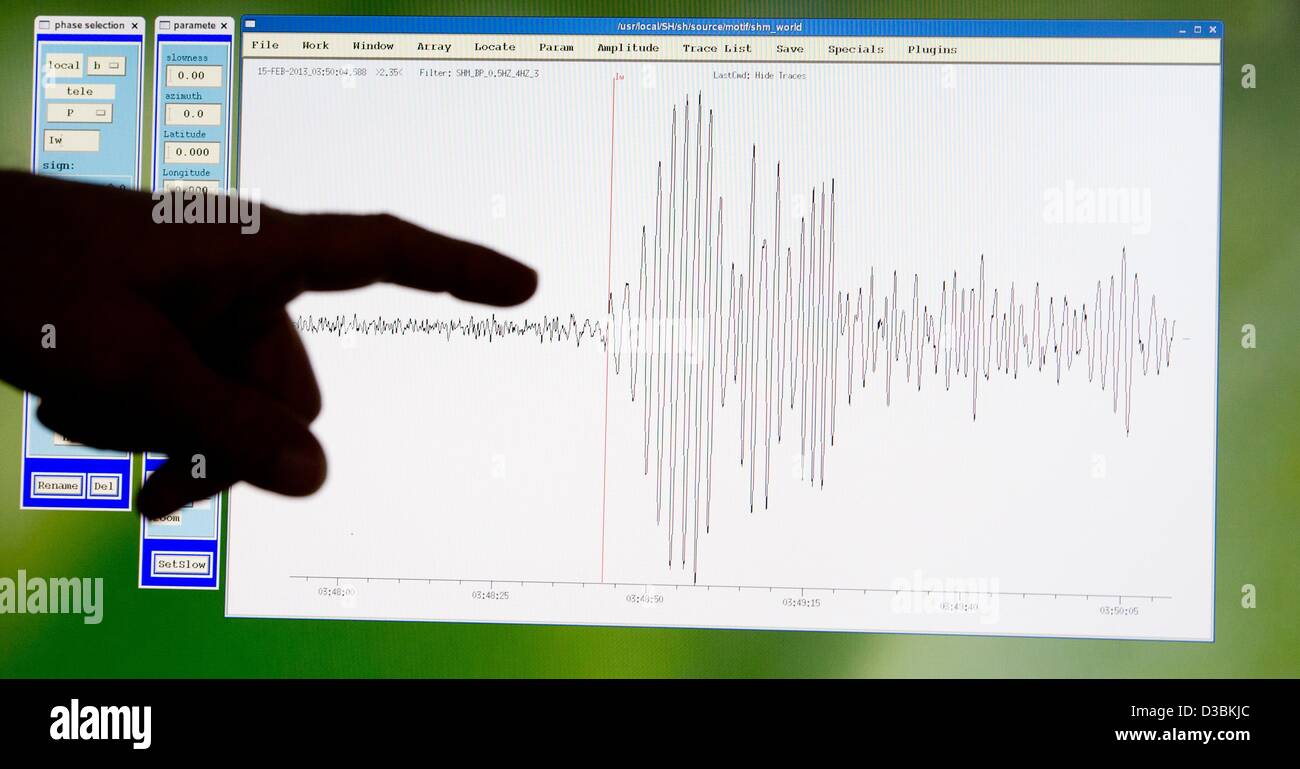 Hannover, Deutschland. 15. Februar 2013. Geophysiker Gernot Hartmann verweist auf Monitore zeigen die Schallwellen von der Meteoritenschauer im Ural-Gebirge an der Bundesanstalt für Geowissenschaften und Rohstoffe (BGR) in Hannover, 15. Februar 2013 produziert. Die Schallwellen verzeichneten die Steuerung den Kernwaffenteststopp Vertrag in Aktobe, Kasachstan. Foto: Julian Stratenschulte/Dpa/Alamy Live News Stockfoto