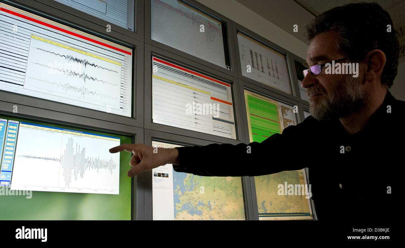 Hannover, Deutschland. 15. Februar 2013. Geophysiker Gernot Hartmann verweist auf Monitore zeigen die Schallwellen von der Meteoritenschauer im Ural-Gebirge an der Bundesanstalt für Geowissenschaften und Rohstoffe (BGR) in Hannover, 15. Februar 2013 produziert. Die Schallwellen verzeichneten die Steuerung den Kernwaffenteststopp Vertrag in Aktobe, Kasachstan. Foto: Julian Stratenschulte/Dpa/Alamy Live News Stockfoto