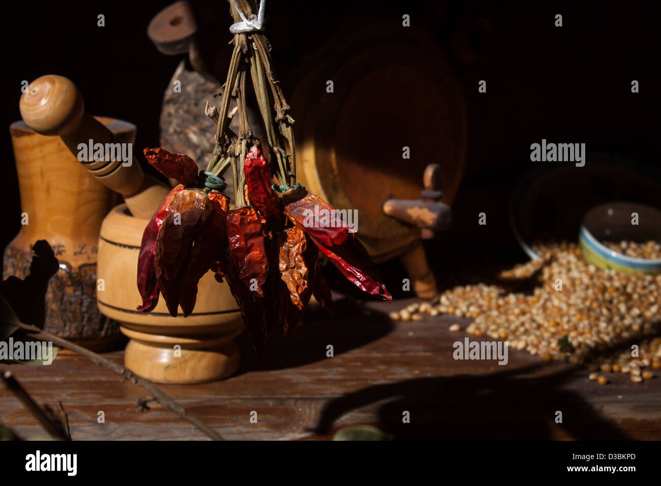 Stillleben mit ein paar trockene rote Paprika mit einigen kulinarischen Produkten auf dem Hintergrund Stockfoto