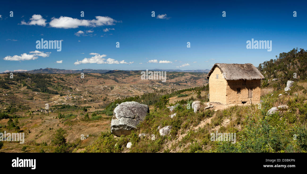 Madagaskar, Ambatofitorahana, Haus über bergige Landschaft, Panorama Stockfoto