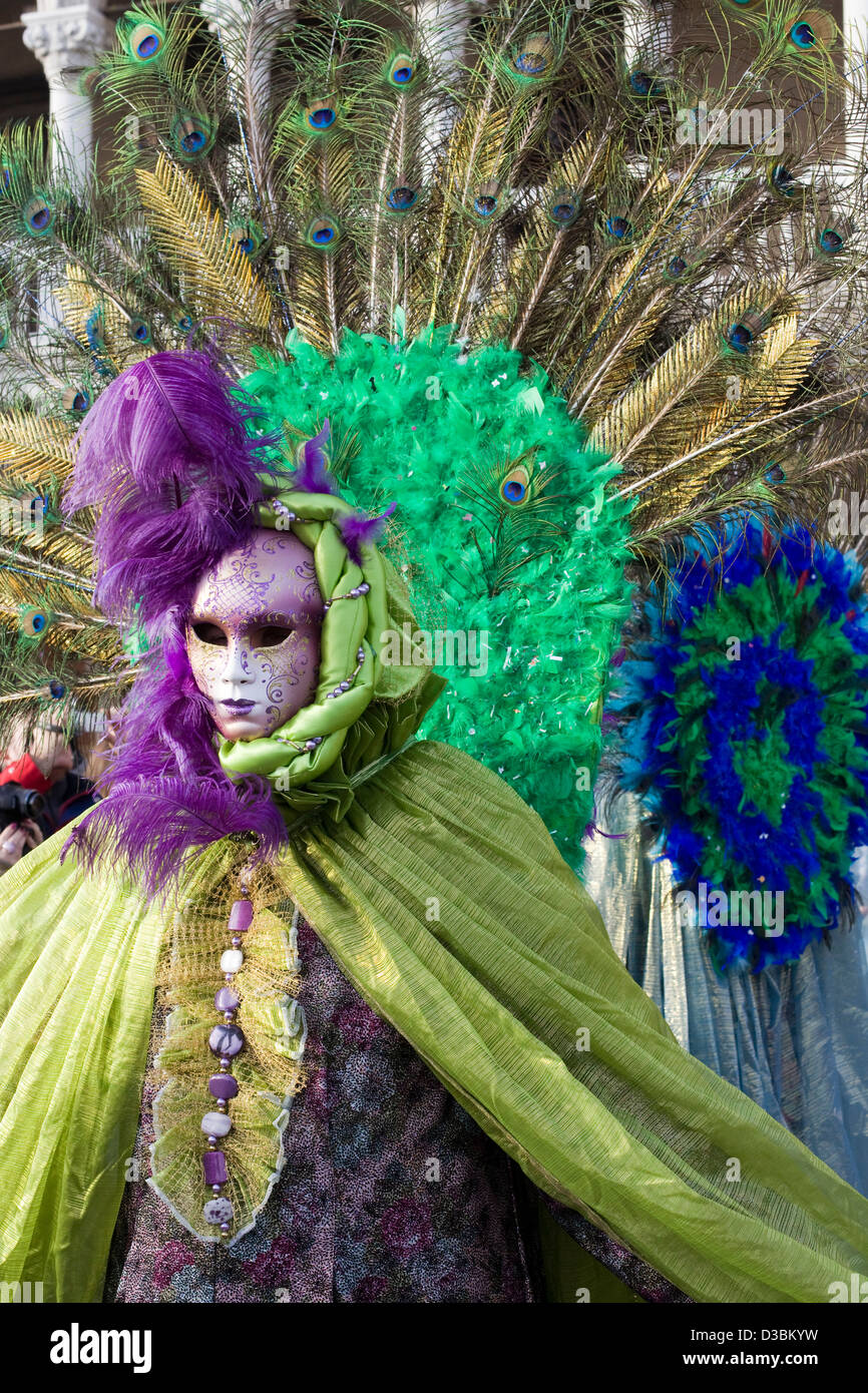 Traditionelle venezianische Masken getragen auf dem Karneval von Venedig in San Marco Platz Venedig Stockfoto