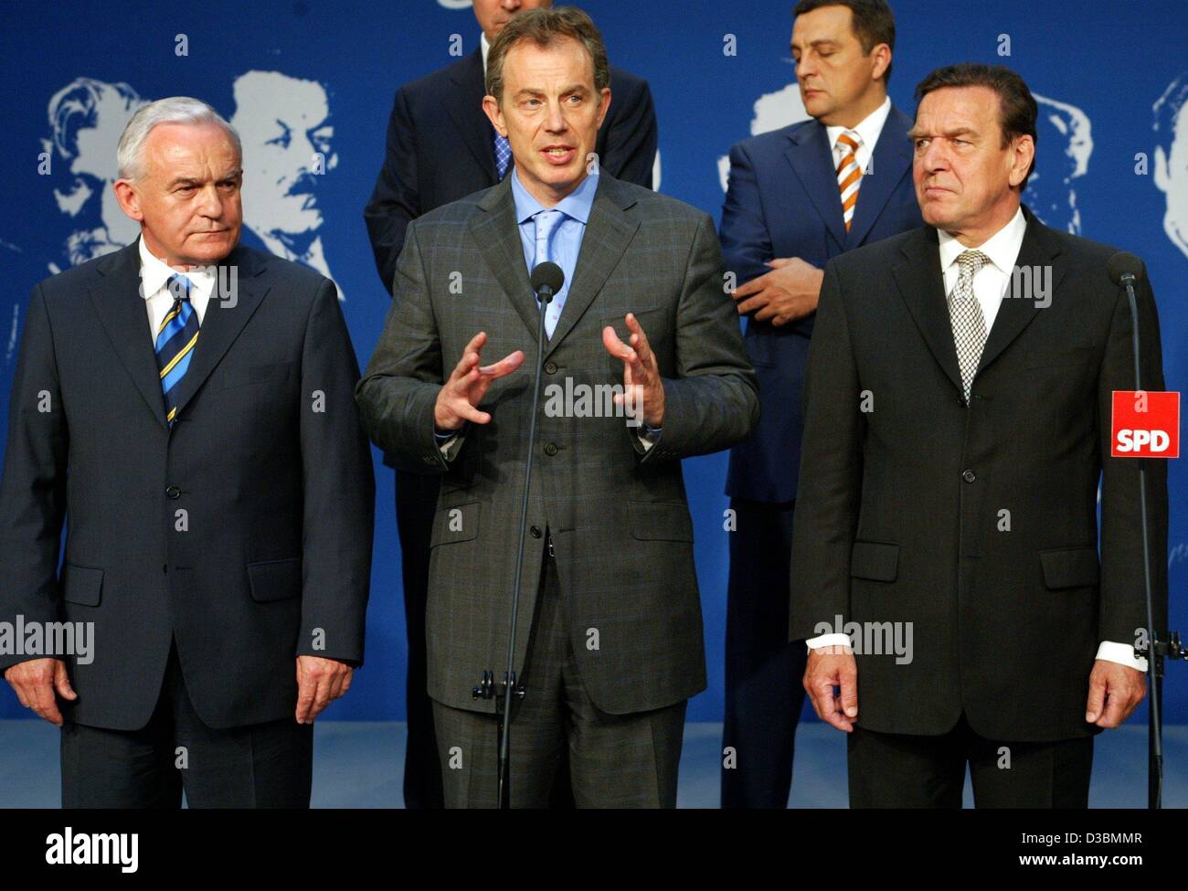 (Dpa) - der britische Premierminister Tony Blair (C) beantwortet die Fragen Journalisten stehen zwischen German Chancellor Gerhard Schroeder (R) und serbischen Ministerpräsidenten Zoran Zivkovic während eines Treffens der Europäischen Sozialdemokratischen Staats-und Regierungschefs in Berlin, 22. Mai 2003. Die europäischen Staats-und Regierungschefs besuchen Berlin für t Stockfoto