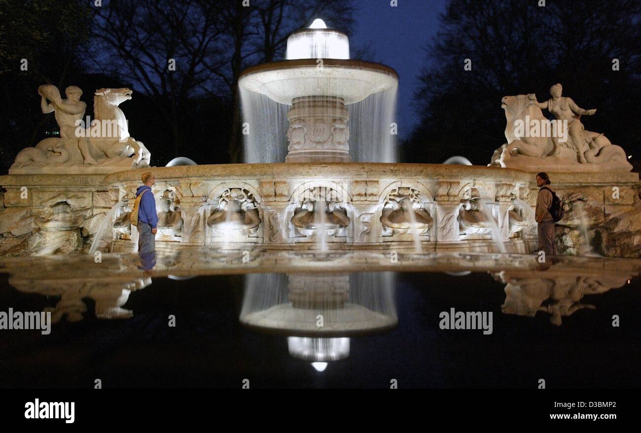 (Dpa) - ein Blick auf die beeindruckende Wittelsbacher Brunnen (Wittelsbacher Brunnen) auf Lenbach Squarein München, 13. April 2003. Der Brunnen wurde vom Bildhauer Adolf von Hildebrand zwischen 1893 und 1895 konzipiert. Es entstand auf den Anlass zu feiern, dass alle Haushalte in München von Wasserleitungen entsorgt Stockfoto