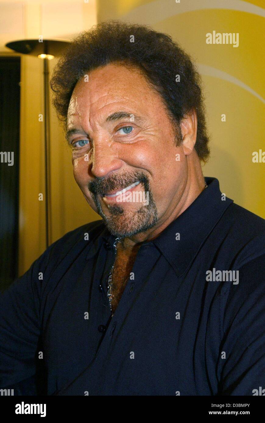 (Dpa) - britischer Pop-Musiker Tom Jones im Radio Hamburg Studio in Hamburg, 26. März 2003 lächelt. "Der Tiger" wurde ein Stern für über vierzig Jahre. Stockfoto