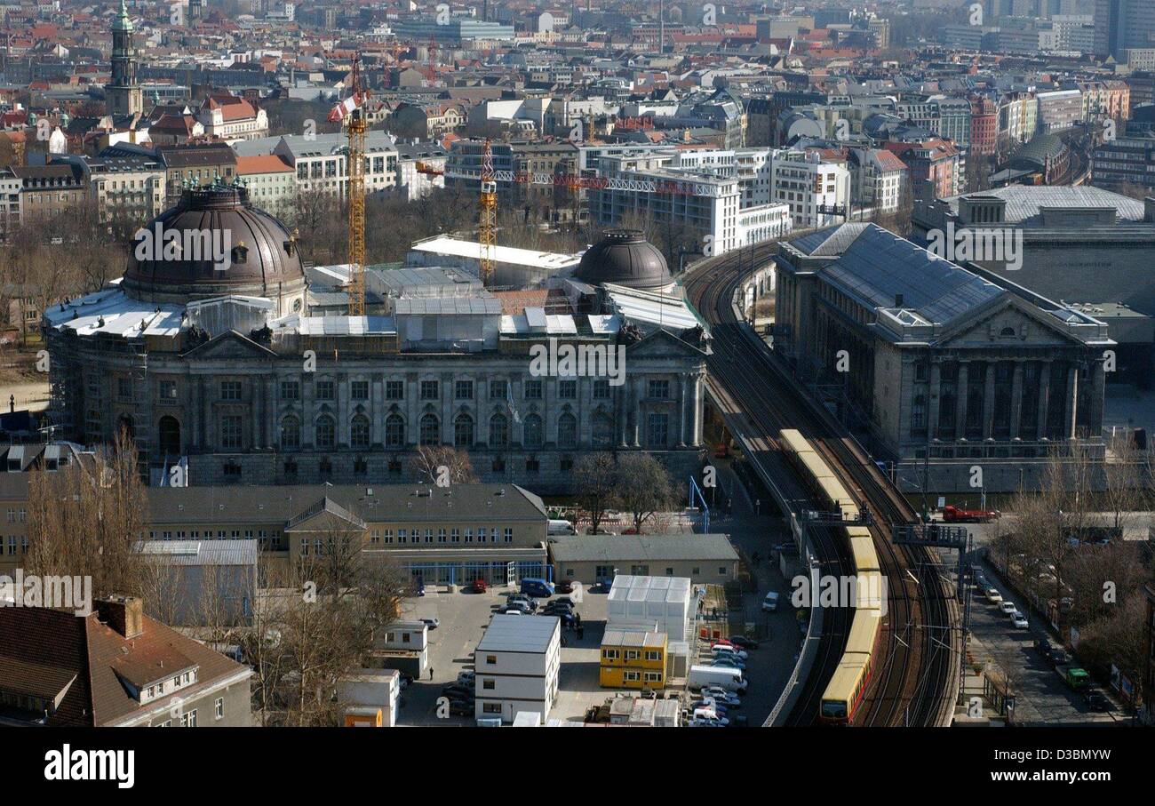 (Dpa) - eine schnelle s-Bahn verläuft der Berliner Museumsinsel, Deutschland, 24. März 2003. Stockfoto