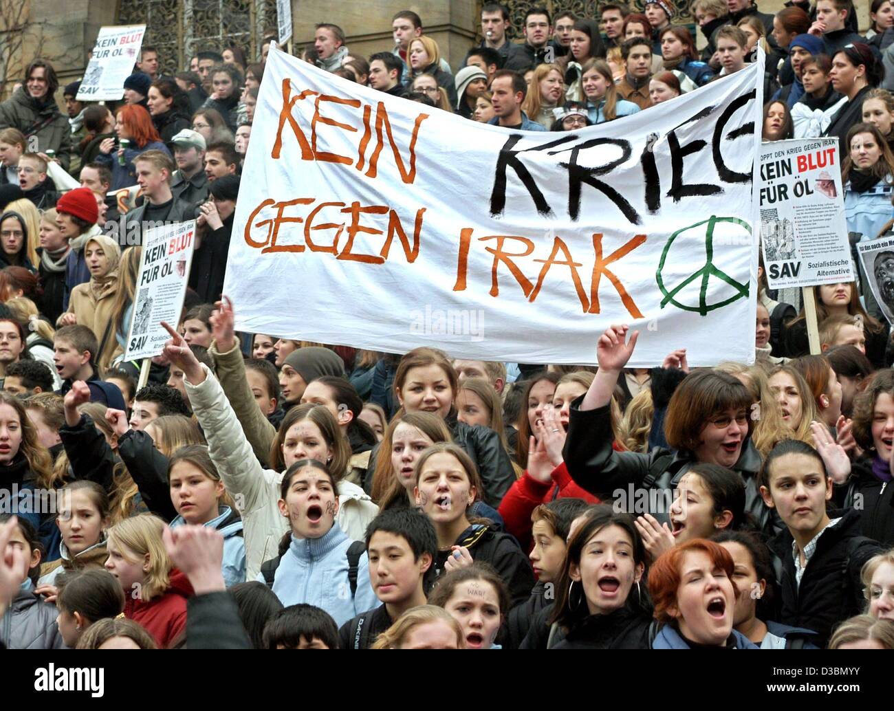 (Dpa) - mehrere tausend Schüler demonstrieren gegen den Krieg im Irak, in Kassel, Deutschland, 20. März 2003. Das Banner in der Mitte liest "Kein Krieg Gegen Irak" (kein Krieg gegen den Irak). Polizei berichtet, dass mehr als 5.000 Demonstranten protestieren und anderen Quellen Bericht 10.000 Demonstranten teilnahmen Stockfoto