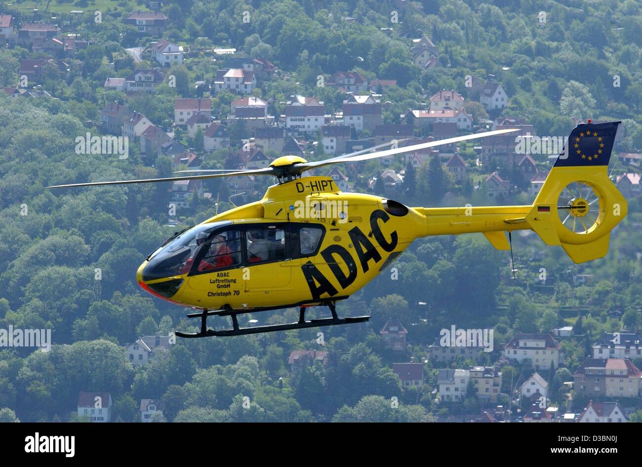 (Dpa) - fliegt der Rettungshubschrauber "Christoph 70" Typ EC 135 von der deutschen Auto-Club ADAC in der Nähe von Jena, Ostdeutschland, 16. Mai 2003. Der ADAC (allgemeinen deutschen Automobil Club), die Europas größte Auto-Club mit etwa 14,6 Millionen Mitgliedern ist, feiert in diesem Jahr sein 100-jähriges Jubiläum. Stockfoto