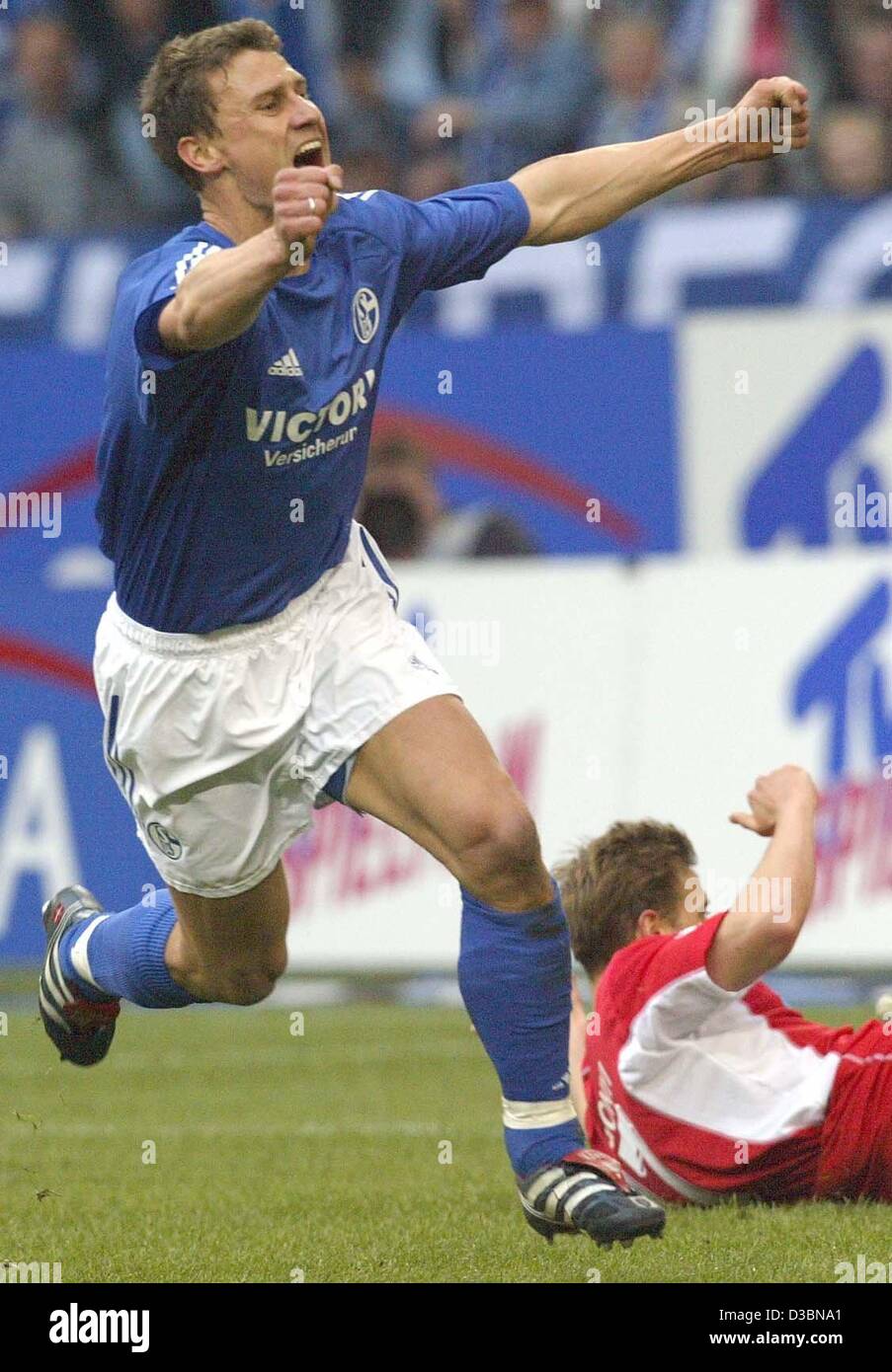 (Dpa) - Schalkes dänischen vorwärts Ebbe Sand jubilates nach seinem Tor sein Tor zum 2: 0-Führung in der Bundesliga Fußball-Spiel FC Schalke 04 gegen FC Energie Cottbus in Gelsenkirchen, Deutschland, 13. April 2003. Schalke gewinnt 3: 0 gegen Cottbus, die derzeit an der Unterseite der deutschen Pr zählt Stockfoto