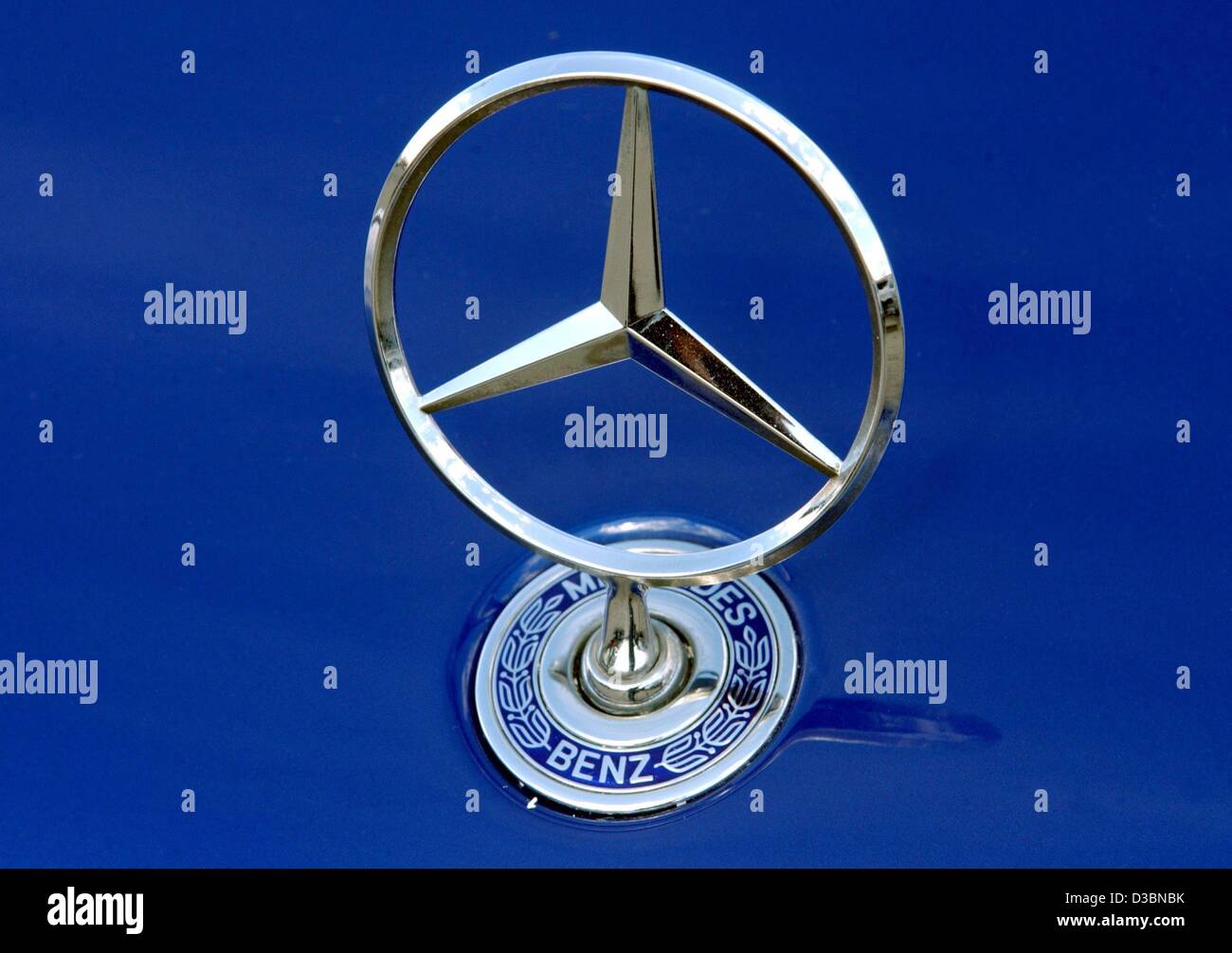 Dpa) - ein Mercedes-Stern Ornamente der Motorhaube eines Autos, abgebildet  auf der Mercedes-Benz Niederlassung in Schwerin, Ostdeutschland, 8. April  2003. DaimlerChrysler bereitet sich auf schwierige Zeiten, aber trotzdem  erwartet, die operativen