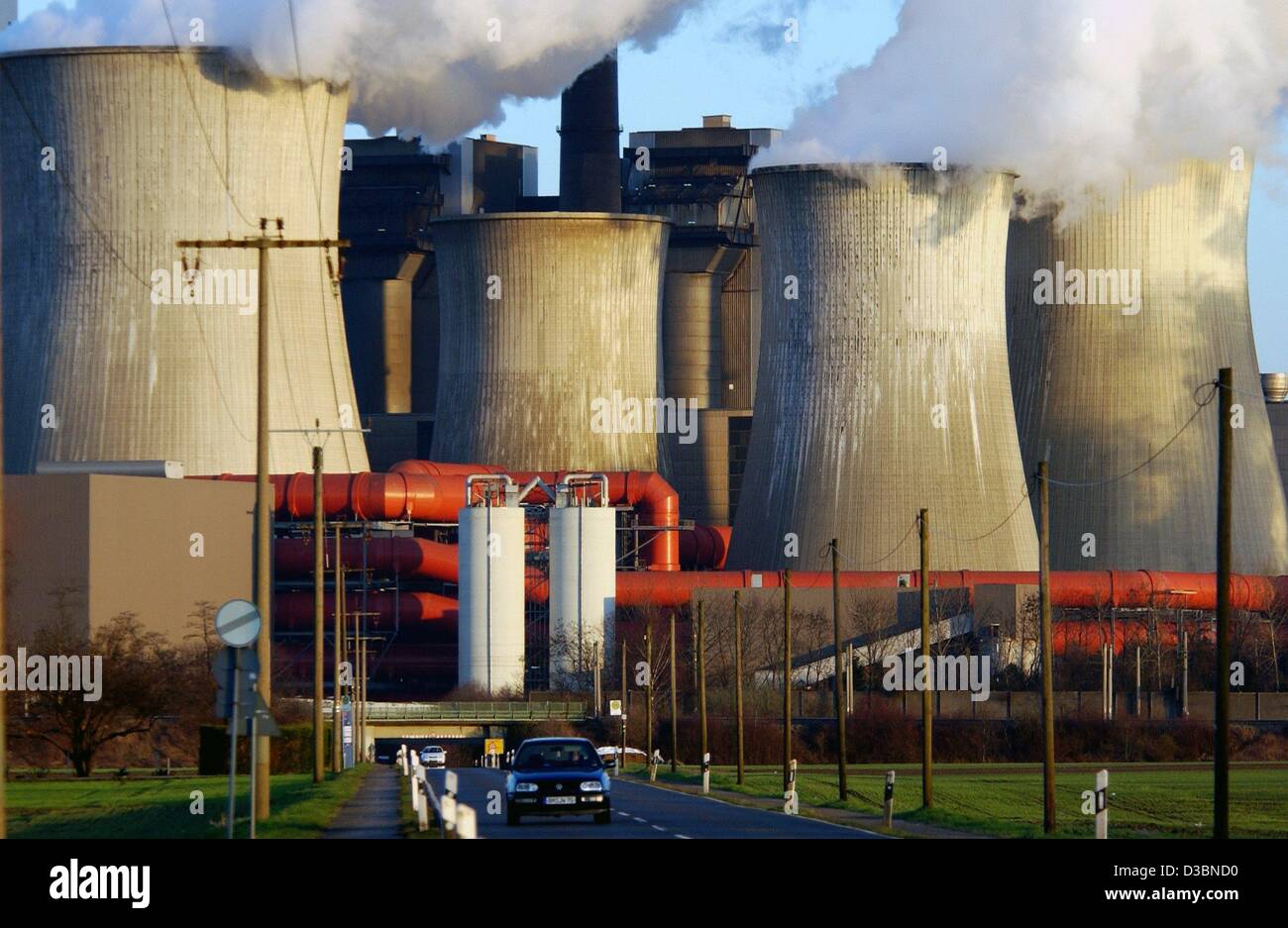 (Dpa) - ein Blick auf die Straße zu den coolen Towers das RWE-Kraftwerk Niederaußem, Deutschland, 13. März 2003. Die Anlage hatte seit vier Jahren geschlossen wurde, während es optimiert wurde, um die maximale Menge an Energie aus Braunkohle zu erhalten; statt die Ususal 34 Prozent jetzt 43 Prozent der Energie-c Stockfoto