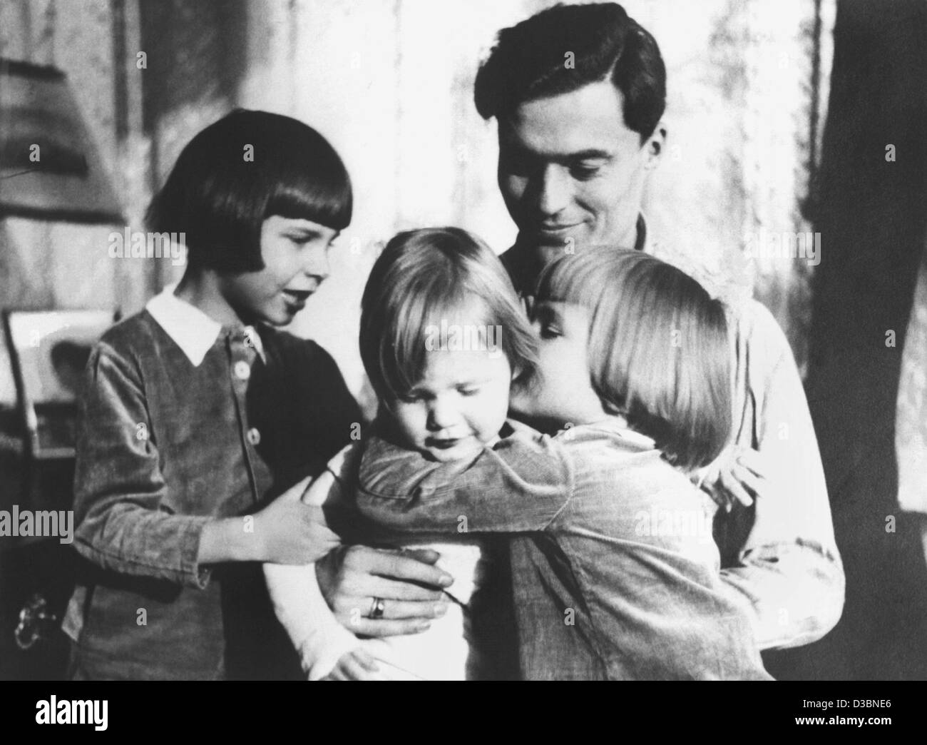 Deutscher Offizier und später Widerstand Kämpfer Claus Graf Schenk von Stauffenberg von seinen Kindern (von R umgeben ist) Berthold, Franz-Ludwig Und Haimeran in 1940. Stockfoto