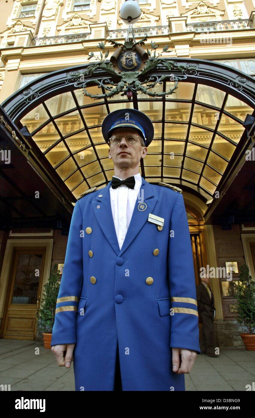 (Dpa) - ein Pageboy steht vor dem Eingang des Grand Hotel in St. Petersburg, Russland, 13. Mai 2003. St. Petersburg feiert in diesem Jahr ihr 300-jähriges bestehen. Stockfoto