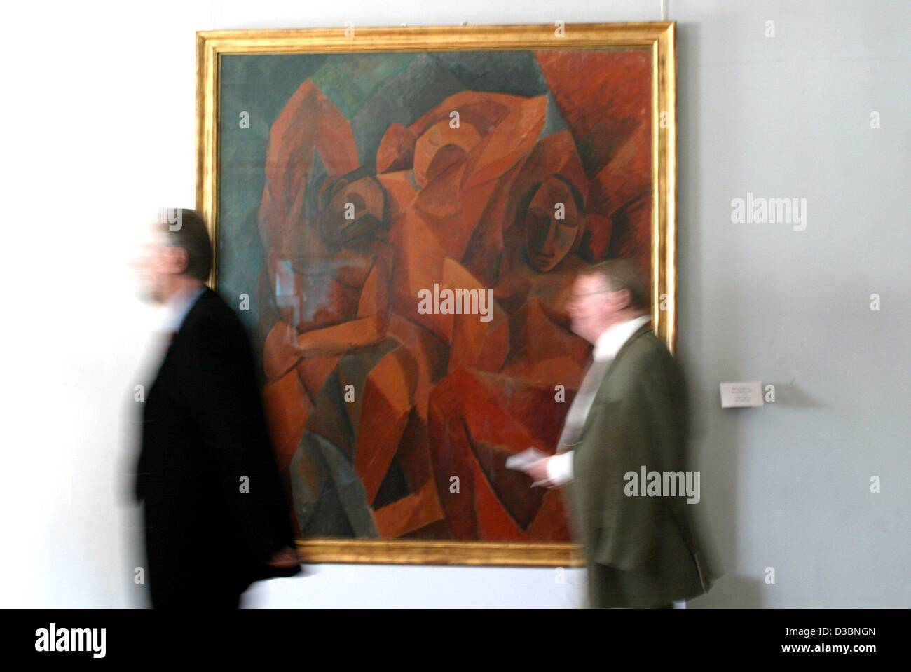 (Dpa) - gehen Besucher vorbei an der kubistischen Gemälde "Drei Frauen" von Pablo Picasso in der Eremitage in St. Petersburg, Russland, 13. Mai 2003. Die Eremitage ist Teil des Komplexes des berühmten Winterpalais und es ist auch die größte Kunstgalerie in Russland. Das Museum wurde im Jahre 1764 gegründet als Catherin Stockfoto