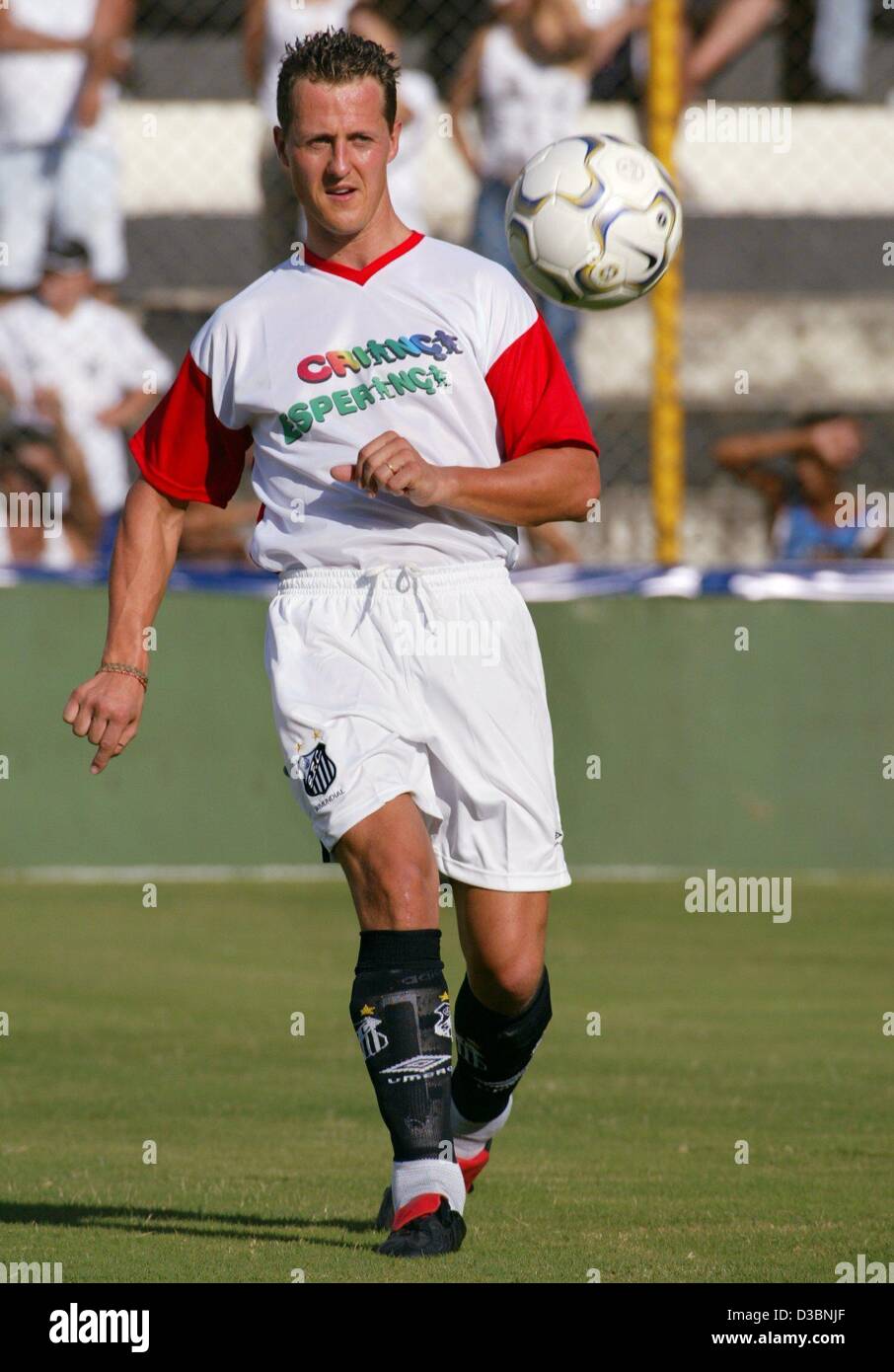 (Dpa) - deutscher Formel-1-Weltmeister Michael Schumacher konzentriert sich auf den ball, während ein Benefiz-Fußballspiel in Santos, Brasilien, 2. April 2003. Die freundschaftliche Begegnung mit anderen professionellen Fußball-Spieler des FC Santos, der brasilianischen Fußball-Meister endete mit einem 3: 3 Unentschieden. Schumacher wird in der BH teilnehmen. Stockfoto