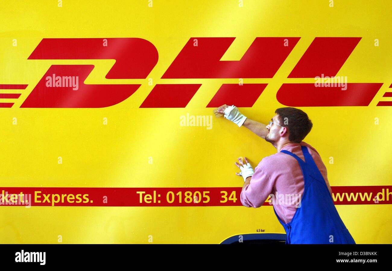 (Dpa) - ist die Festsetzung eines Arbeitnehmers des DHL-Logos auf einem Lieferwagen, Werdau, Deutschland, 11. März 2003. Neuntausend Oberkörper für Lastkraftwagen erfolgt bei Koegel Fahrzeugwerke AG in Werdau. Im Zuge der Restrukturierung von Prozessen wird die Deutsche Post World Net Paket-, Express- und Logistik-Dienstleistungen anbieten Stockfoto