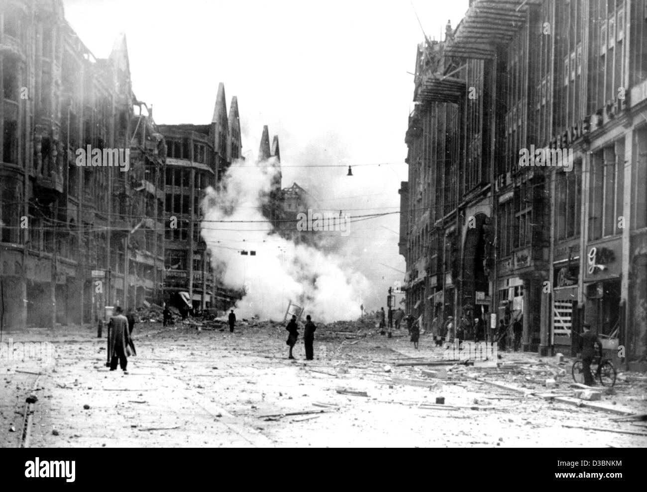 (Dpa-Dateien) - ein Blick auf die Mönckebergstraße (Moenckeberg Straße) nach einem Streik während des zweiten Weltkriegs in Hamburg, Juni 1944. Stockfoto