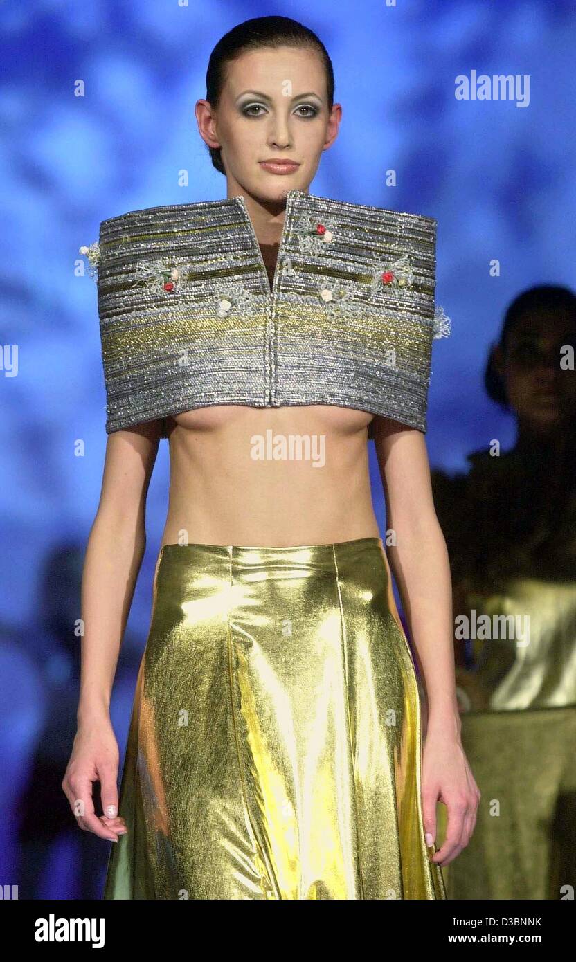 (Dpa) - ein Modell präsentiert eine Schöpfung durch die deutsche Modemarke Maike Weyrich am Spring Fashion show in Heringsdorf, Deutschland, 12. April 2003. Stockfoto