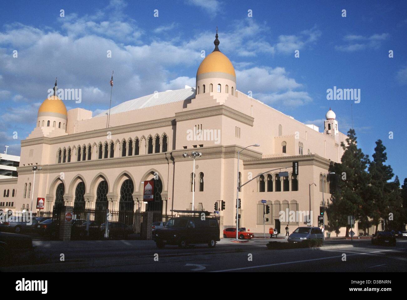 (Dpa-Dateien) - ein Blick auf das Shrine Auditorium in Los Angeles, Februar 2001. Es war von der Shriners zurück im Jahre 1906 gebaut (und 1920 nach einem Brand neu aufgebaut) war Shrine Auditorium das größte indoor-Auditorium in der Welt, mit fast 6.500 Sitzplätzen. Es ist immer noch die größte derartige Theater in amerik. Stockfoto (Dpa-Dateien) - ein Blick auf das Shrine Auditorium in Los Angeles, Februar 2001. Es war von der Shriners zurück im Jahre 1906 gebaut (und 1920 nach einem Brand neu aufgebaut) war Shrine Auditorium das größte indoor-Auditorium in der Welt, mit fast 6.500 Sitzplätzen. Es ist immer noch die größte derartige Theater in amerik. Stockfoto