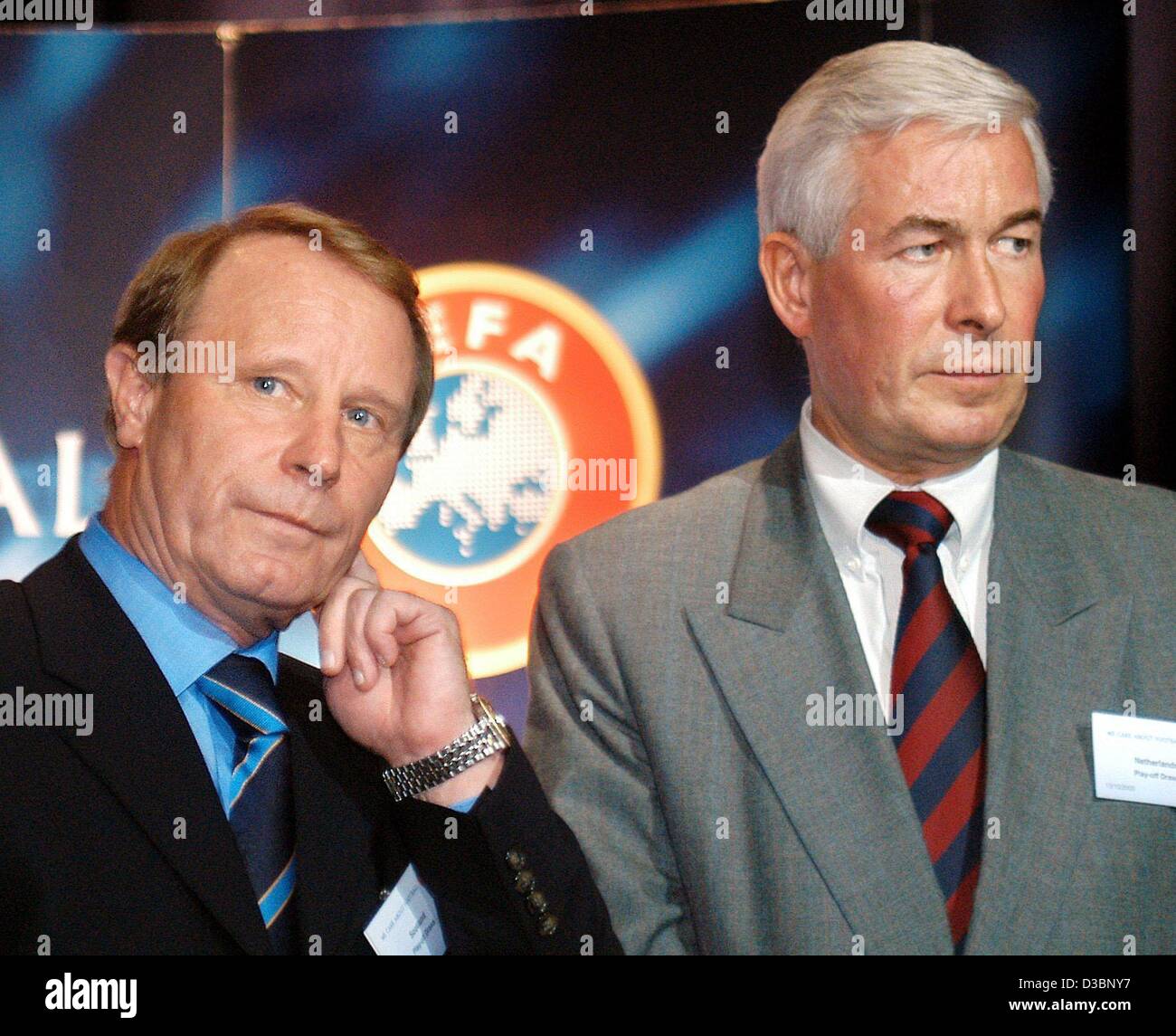 (Dpa) - Berti Vogts (L), der Trainer der schottischen Fußball-Nationalmannschaft und Henk Kessler, Leiter der Profi-Fußball von den niederländischen Fußballbund sind nach den Zeichnungen der Play-off-Spiele der Qualifikation für den europäischen Fußball-Weltmeisterschaften 2004 in Portugal, in Frankfurt, Deutschland, abgebildet Stockfoto