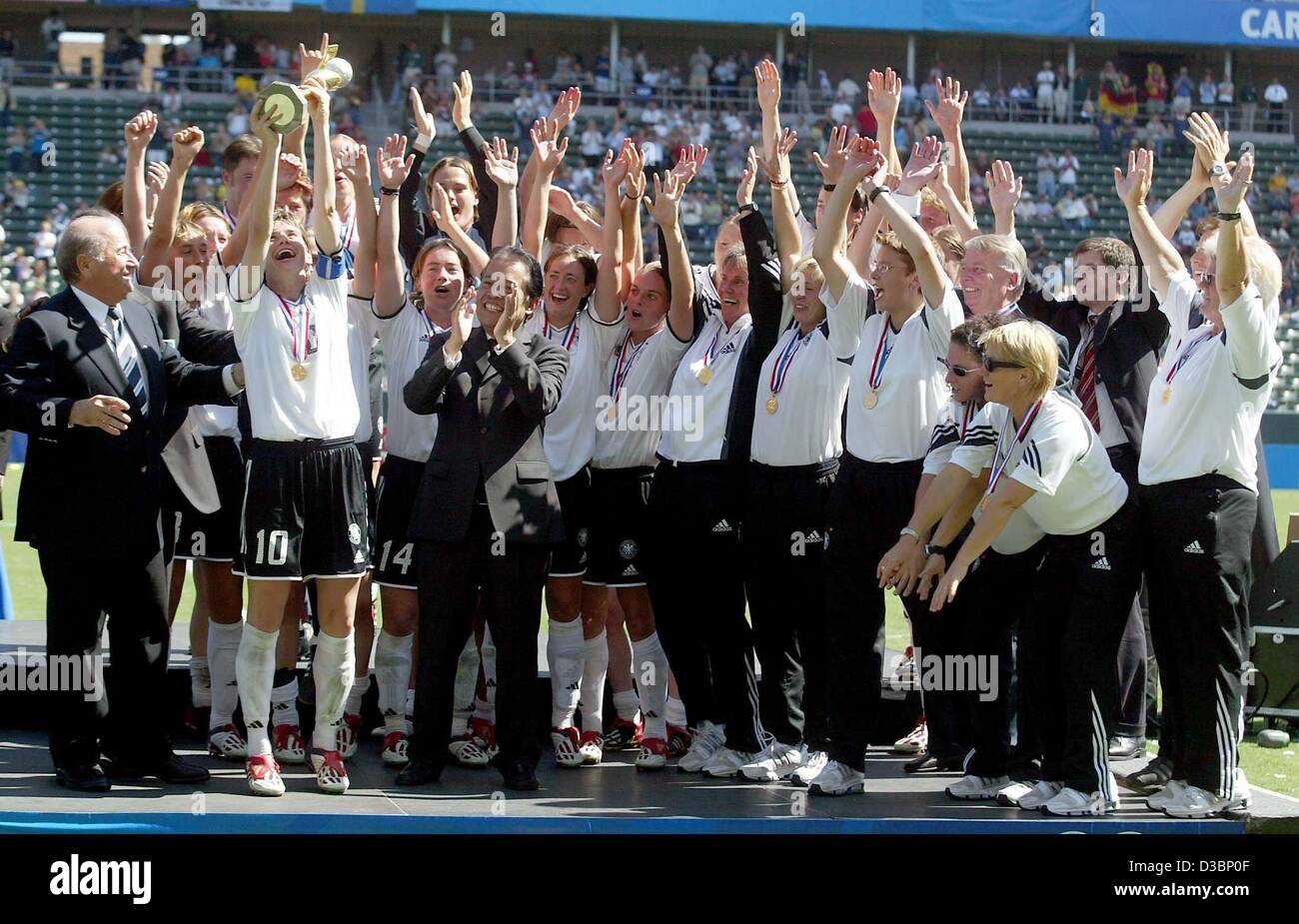 (Dpa) - deutsche Mannschaft Kapitän Bettina Wiegmann (2. v. L) hält sich die WM-Trophäe, während sie mit ihrem Team stellt nach dem Sieg im Finale der Fußball-Weltmeisterschaft der Frauen gegen Deutschland und Schweden in Carson/Kalifornien, USA, 12. Oktober 2003. Auf der linken Seite der Präsident des Welt-Fußball-federati Stockfoto