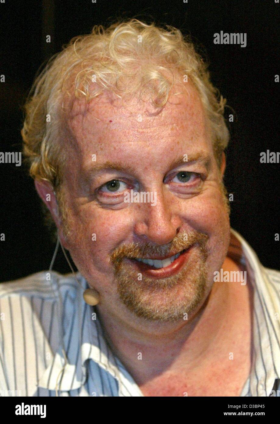 (Dpa) - US-musikalischer Leiter und Tony-Award Gewinner Robert Falls lächelt während der Proben für das Musical "AIDA" in Essen. Deutschland, 11. August 2003. Stockfoto