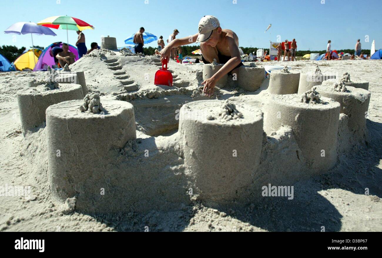 (Dpa) - Tobias baut eine Sandburg am Strand an der Ostsee in Warnemünde, Deutschland, 10. August 2003. Stockfoto
