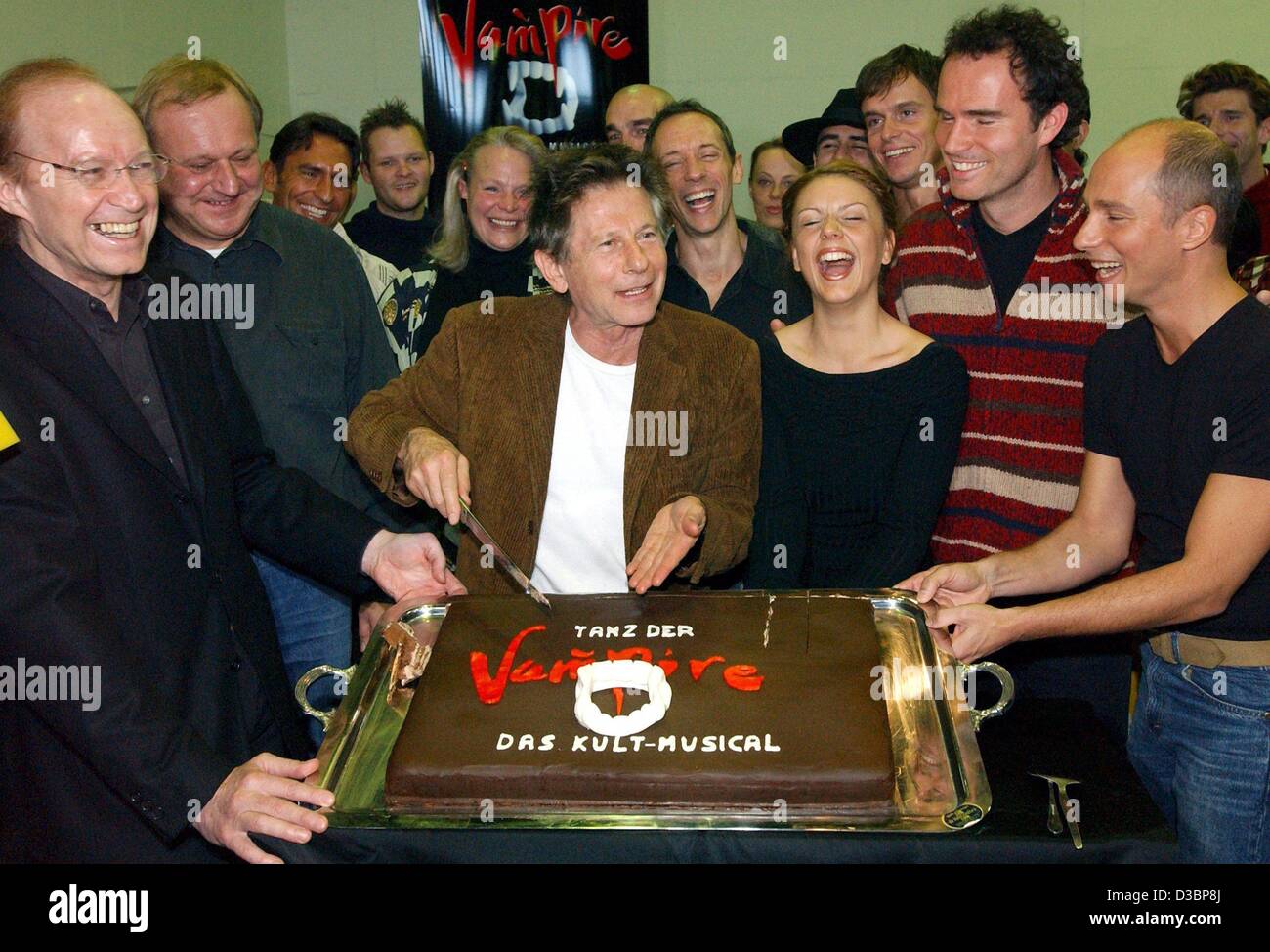 (Dpa) - Director Roman Polanski (C) schneidet einen Stück Kuchen zu Jahresbeginn die erste Probe für das musical "Tanz der Vampire" ("Tanz der Vampire") in Hamburg, 13. Oktober 2003. Aus L: Michael Kunze (Drehbuch und Text), Schauspielerin Jessica Kessler (Sarah), Schauspieler Thomas Borchert (Graf Von Krol Stockfoto