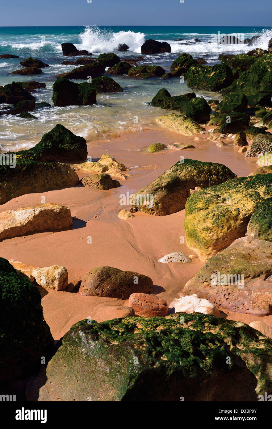 Portugal, Algarve: Felsen und Wellen am Strand Praia do Tonel in Sagres Stockfoto