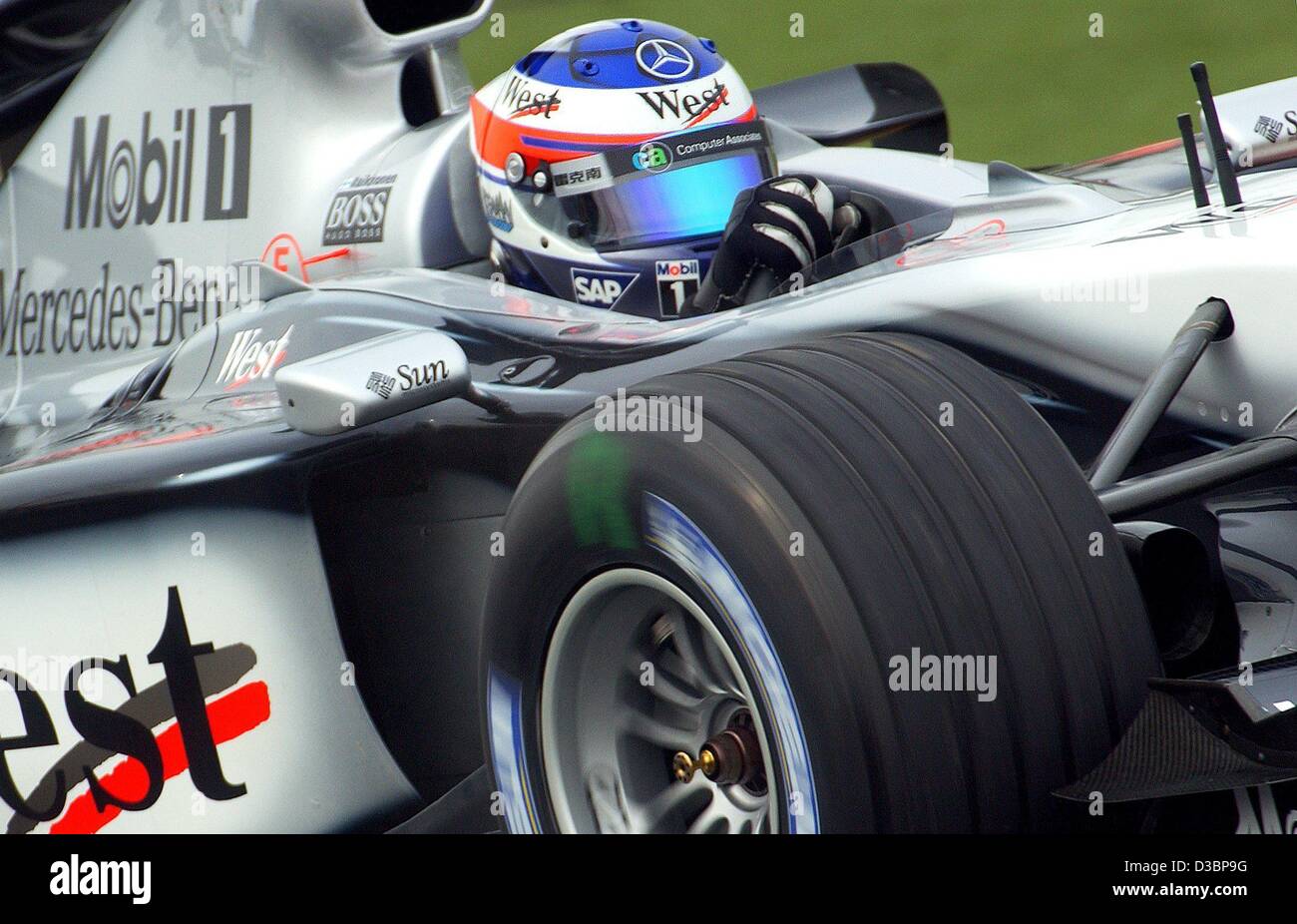 (Dpa) - fährt finnische Formel 1 pilot Kimi Raeikkoenen von McLaren Mercedes durch eine Kurve während des freien Trainings auf der Formel 1 Rennstrecke in Suzuka, Japan, 10. Oktober 2003. Die 16. und letzte Runde der Formel Eins-Weltmeisterschaft findet in Suzuka, etwa 300 km südwestlich von zu Stockfoto