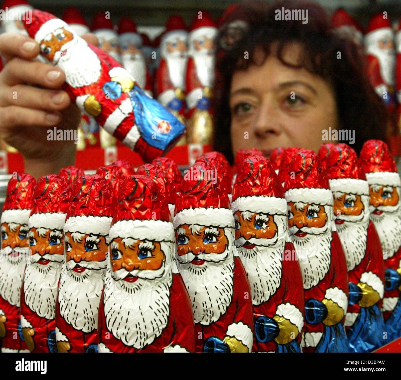 (Dpa) - Mitarbeiter Andrea Albrecht stellt Schokolade Nikoläuse in der Schlange vor der Schokoladenfabrik Wergona in Wernigerode, Deutschland, 7. Oktober 2003. Stockfoto