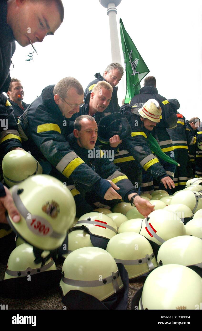 (Dpa) - hinlegen Feuerwehrleute deutlich ihre neue Helme vor dem Roten Rathaus in Berlin, 10. Oktober 2003. Die Polizei Union hatte für diese Aktion genannt, weil die 6.000 neue Helme wurden ausgestellt durch den Senat im September Sicherheitsstandards nicht entsprechen. Stockfoto