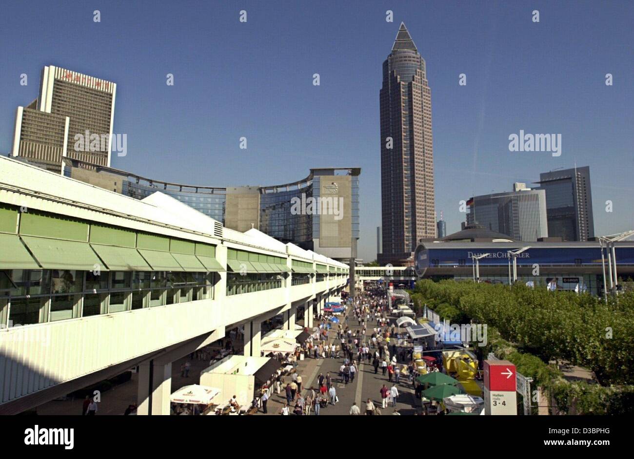 (Dpa) - ein Blick über einen Teil des Messegeländes mit der Messeturm (C) während der IAA-Auto-Ausstellung in Frankfurt, 19. September 2003. Stockfoto