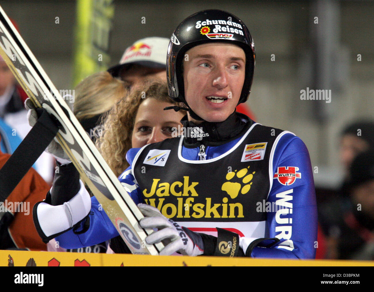 (Dpa) - Skispringer Michael Uhrmann zusieht während der 53. internationalen Vierschanzentournee in Oberstdorf, Deutschland, 29. Dezember 2004. Uhrmann erhielt 242,7 Punkte für seine Sprünge von 118 bis 131 m und kam in achten. Finnischer Skispringer Janne Ahonen gewann den Wettbewerb. Stockfoto