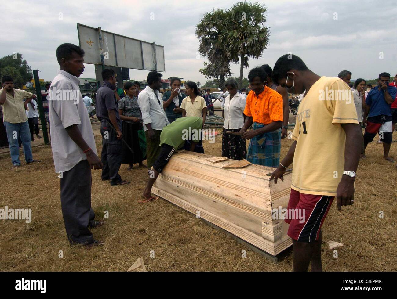 (Dpa) - vorbereiten Familienmitglieder eine Beerdigung eines Verwandten in Galle, Sri Lanka, 29. Dezember 2004. Die Küste von Sri Lanka war eines der Gebiete, die von dem verheerenden Tsunami, der bis heute den Tod von mehr als 70.000 Menschen in Südasien entstanden am stärksten betroffen. Stockfoto