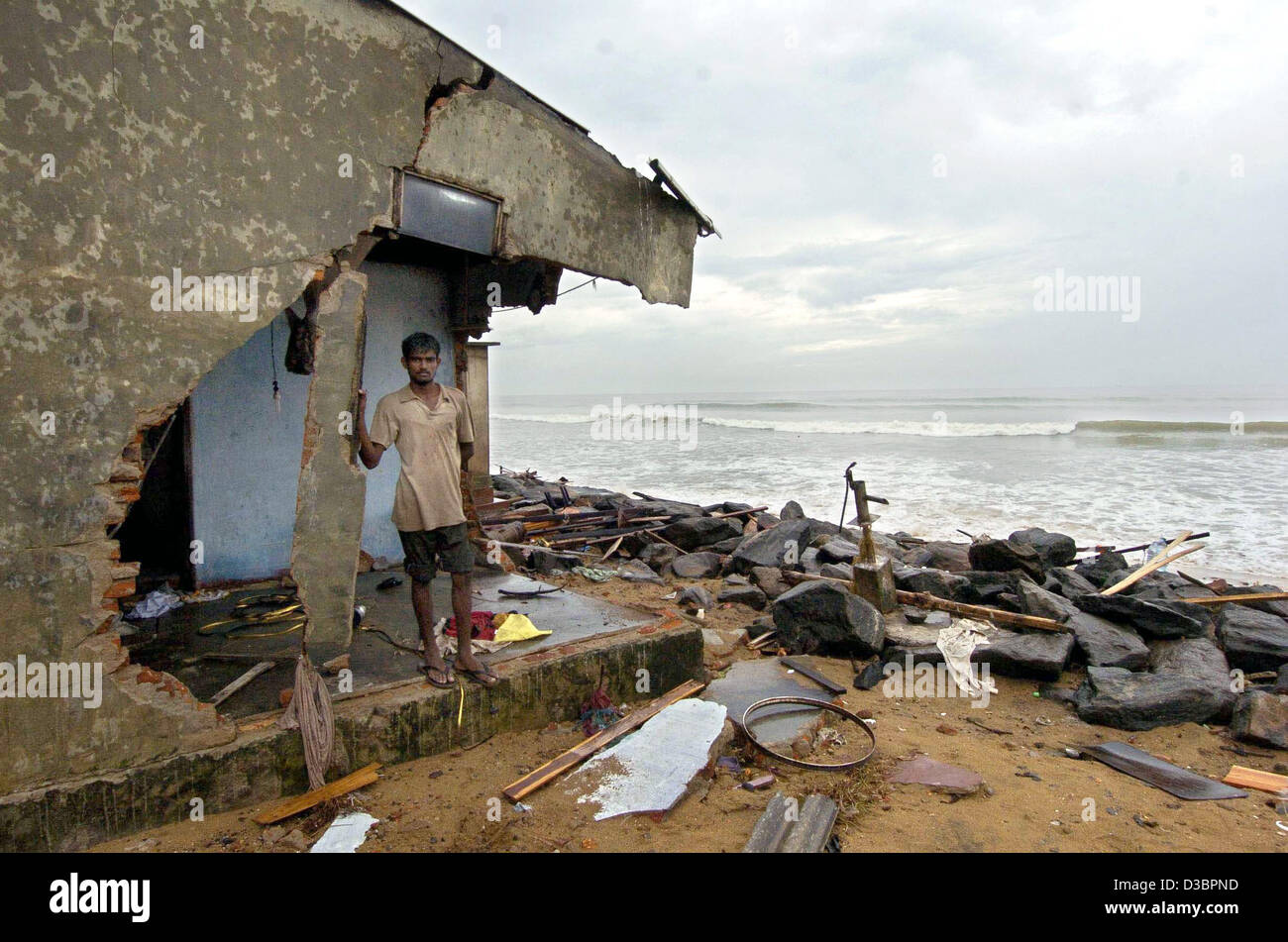 (Dpa) - steht Zimmermann Rengith Peris in seinem zerstörten Haus in Muratuwa, südlich der Hauptstadt Colombo, Sri Lanka, 28. Dezember 2004. Die Küste von Sri Lanka war eines der Gebiete, die von dem verheerenden Tsunami, der bis heute den Tod von mehr als 60.000 Menschen in Südasien entstanden am stärksten betroffen. Stockfoto