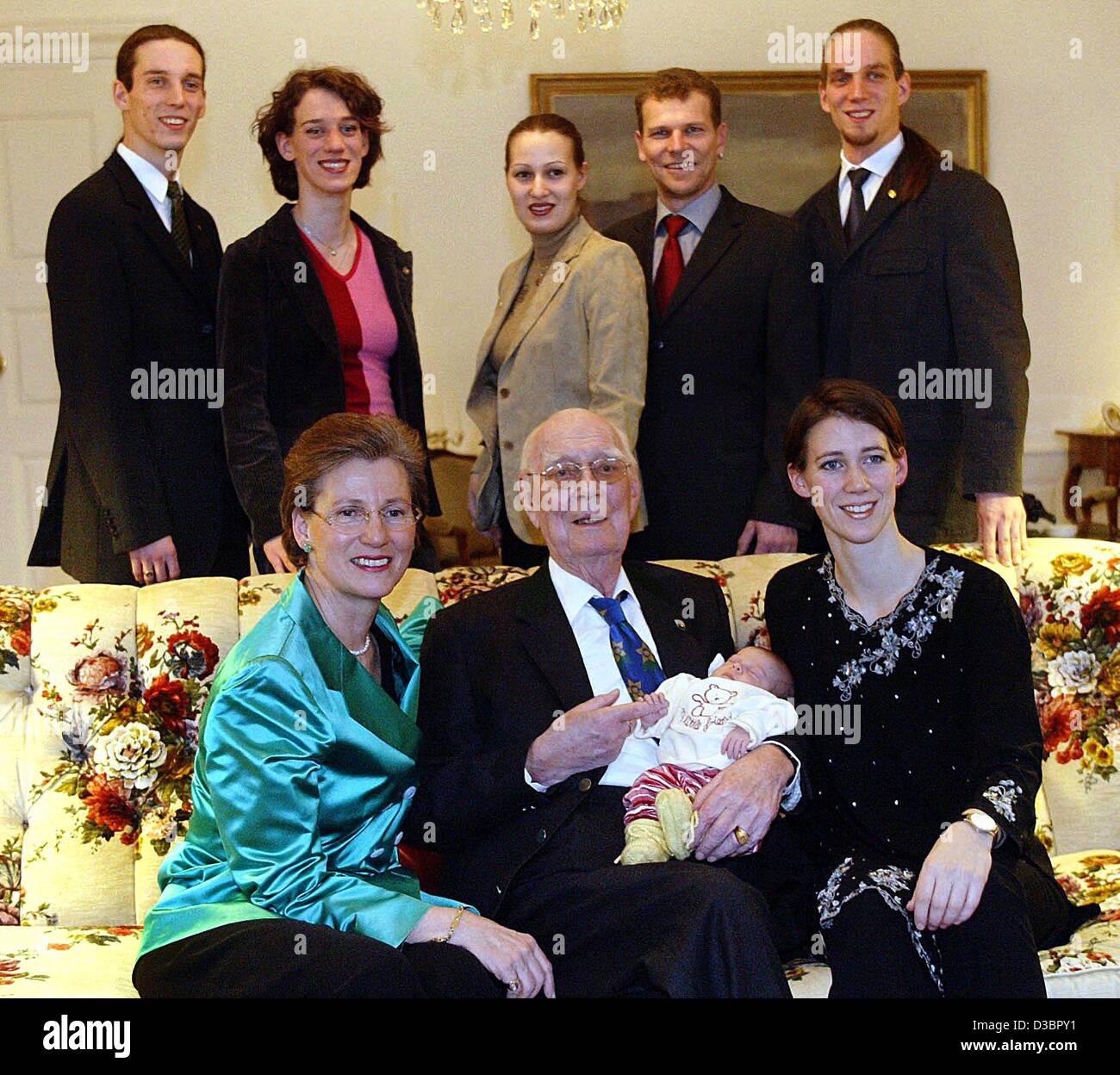 (Dpa-Dateien) - Graf Lennart Bernadotte (vorne, C) hält seine jüngste Enkelin Paulina Marie, in seinen Armen beim posieren für eine Familie Bild zusammen mit seiner Frau Sonja (vorne, L), die älteste Tochter Bettina (vorne, R), (von L bis R zurück) seinen Sohn Christian, Töchtern Catherina Und Diana, Dian Stockfoto