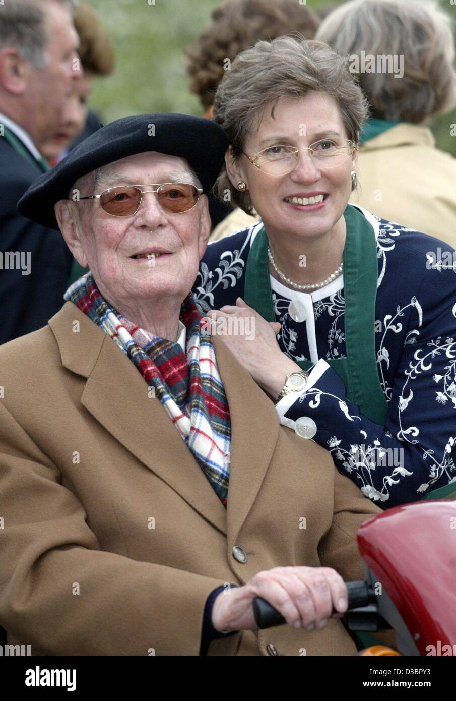 (Dpa-Dateien) - setzt Gräfin Sonja Bernadotte ihren Arm um Graf Lennart Bernadotte (L) während der Feierlichkeiten zu seinem 95. Geburtstag auf der Insel Mainau in Bodensee, Deutschland, 8. Mai 2004. Graf Lennart Bernadotte, Herr der die "Blumeninsel" Mainau im warmen Bodensee Deutschlands sterben Stockfoto