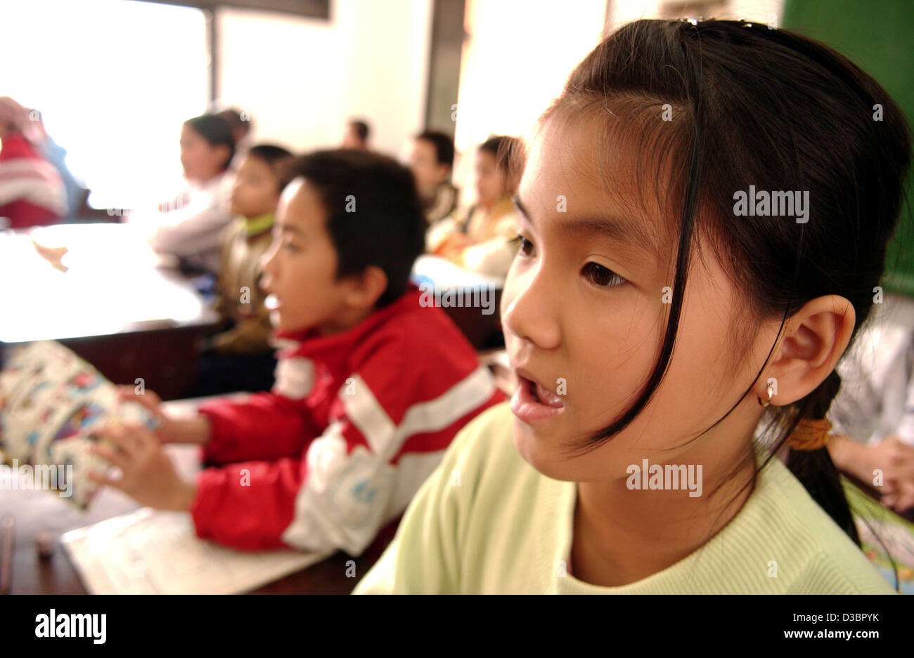 (Dpa) - Kinder spielen und lernen mit einem Lehrer im SOS Kinderdorf in Hanoi, Vietnam, Dezember 2004. 1990 eröffnet vier SOS-Kinderdörfer in Vietnam, für etwa 800 Waisenkinder. Stockfoto