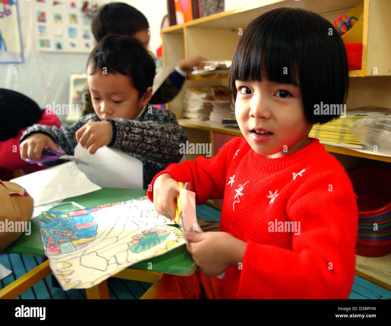 (Dpa) - Kinder zeichnen und spielen im SOS Kinderdorf in Hanoi, Vietnam, Dezember 2004. 1990 eröffnet vier SOS-Kinderdörfer in Vietnam, für etwa 800 Waisenkinder. Stockfoto