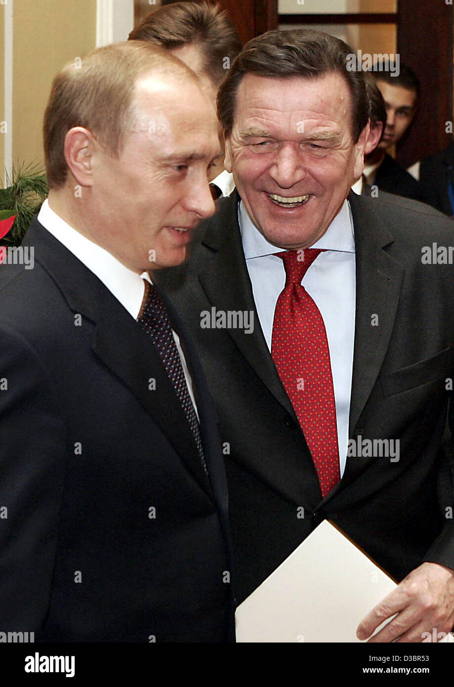 (Dpa) - Bundeskanzler Gerhard Schroeder einen hellen Moment teilt mit russischen Präsidenten Vladimir Putin (L) im Atlantic Hotel in Hamburg, Deutschland, Montag, 20. Dezember 2004. Ihre Gespräche konzentrieren sich auf Kooperationen im Bereich Wirtschaft und in der Forschung. Es ist Schröders und Putin 28. Sitzung Stockfoto