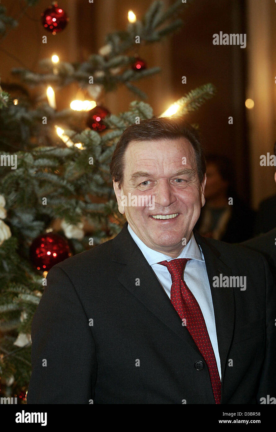 (Dpa) - wartet Bundeskanzler Gerhard Schroeder auf der russische Präsident Vladimir Putin vor einem Weihnachtsbaum im Atlantic Hotel in Hamburg, Deutschland, Montag, 20. Dezember 2004. Ihre Gespräche konzentrieren sich auf Kooperationen im Bereich Wirtschaft und in der Forschung. (POOL) Stockfoto