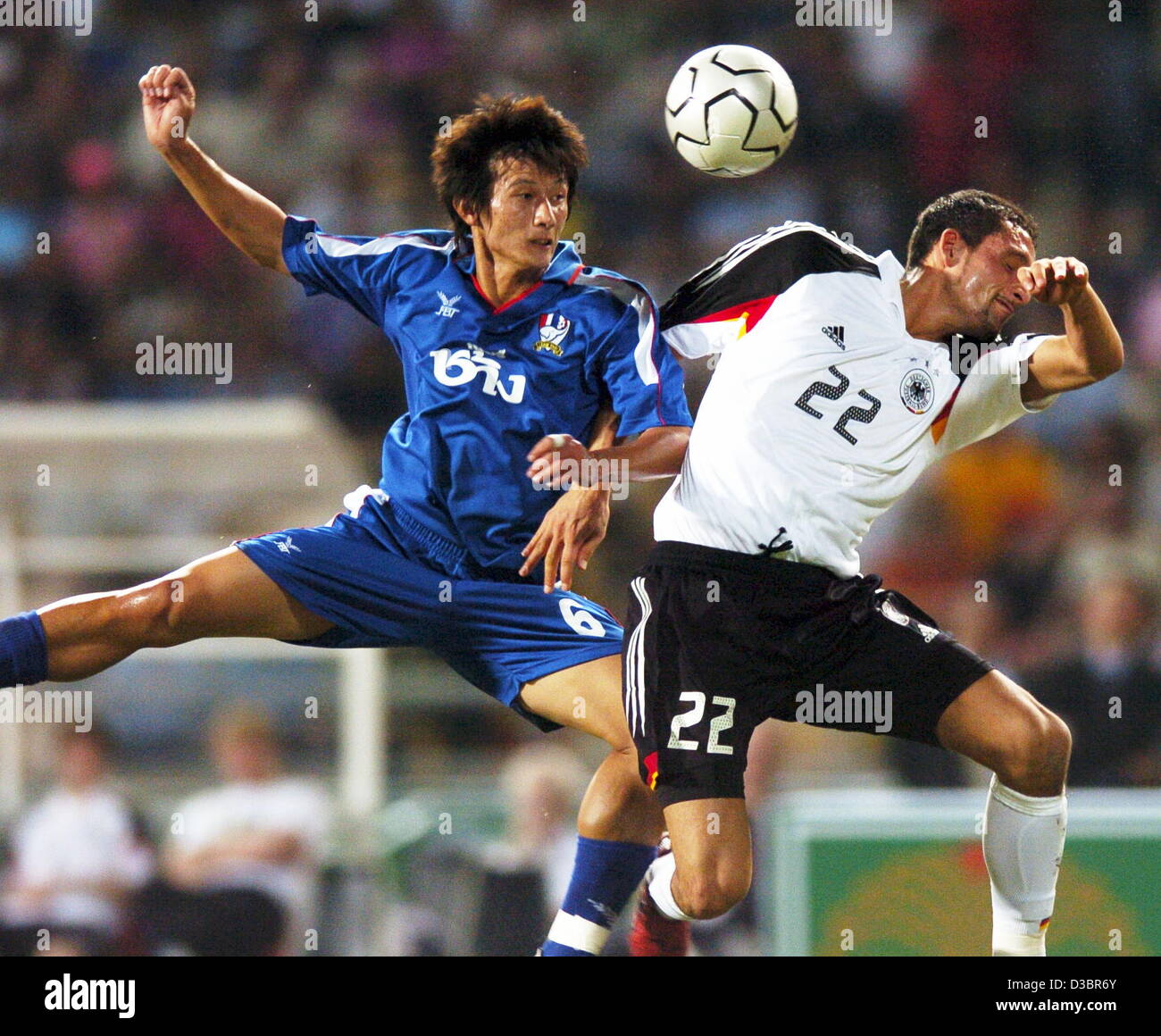 (Dpa) - der deutsche Stürmer Kevin Kuranyi (R) in einer Überschrift Duell mit Thailands Nakarin Foopluk in das internationale Freundschaftsspiel zwischen Thailand und Deutschland im Rajamangala National Stadium in Bangkok, Thailand, 21. Dezember 2004. Stockfoto