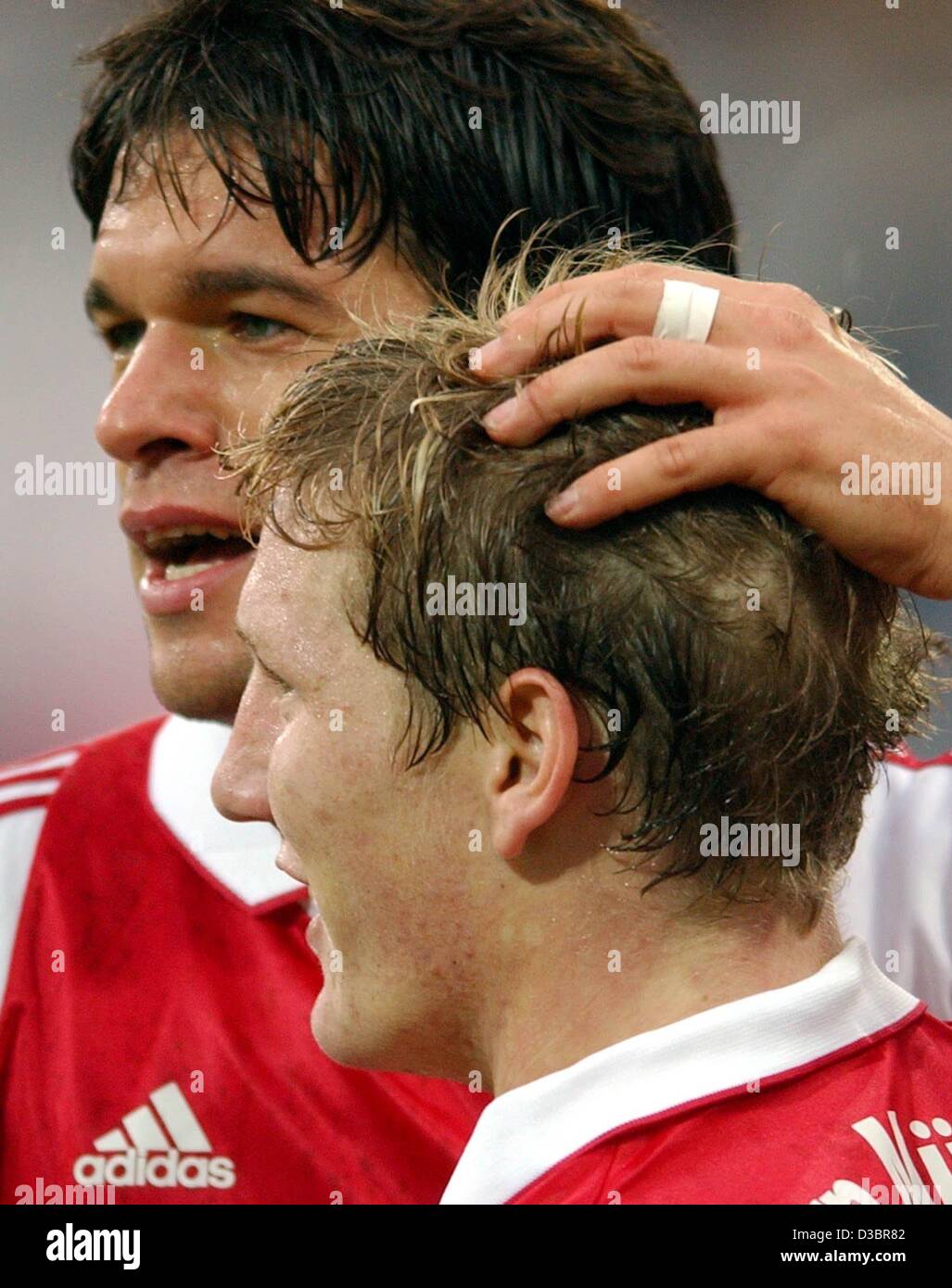 (Dpa) - Bayerns Mittelfeldspieler Michael Ballack (wieder) gratuliert seinem Teamkollegen Bastian Schweinsteiger zu seinem Ziel, während das Bundesliga-Spiel gegen FC Bayern München und Hertha BSC Berlin, in München, 4. Oktober 2003. Verteidiger FC Bayern München gewinnt 4-1 und derzeit Rang vier in der deutschen Tannen-Titel Stockfoto