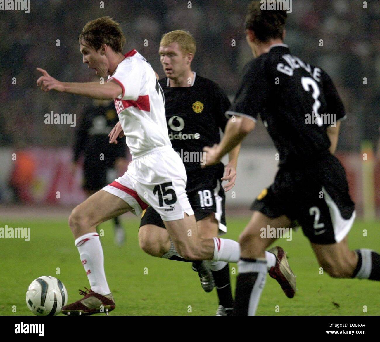 (Dpa) - der Stuttgarter Alexander Hleb (L) wird gejagt von Manchesters Spieler Paul Scholes und Gary Neville (R) während der zweiten Gruppenspiel der Fußball-Champions League-gegnerischen VfB Stuttgart und Manchester United in Stuttgart, Deutschland, 1. Oktober 2003. Stuttgart gewann das Spiel 2: 1. Stockfoto