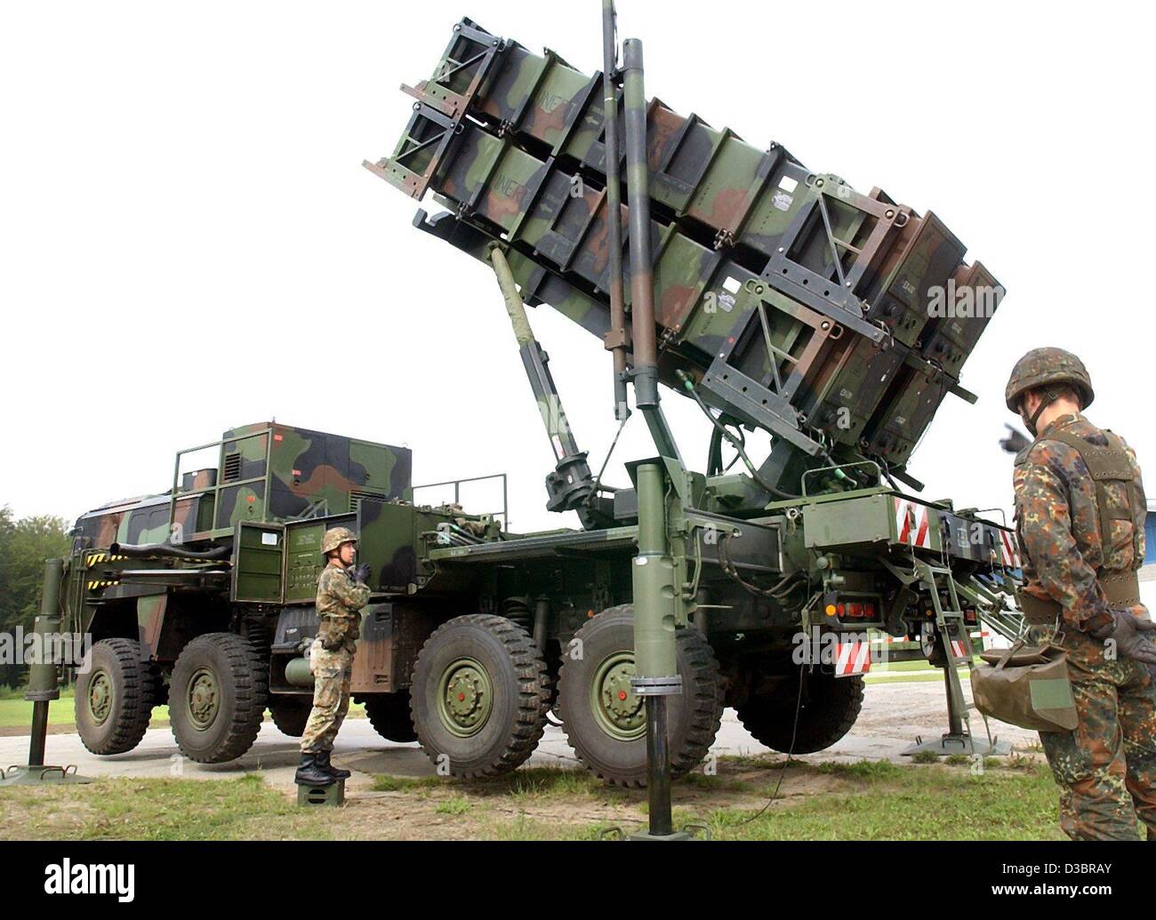 (Dpa) - ist eine startende Plattform des Patriot Anti-Aircraft Systems in Position für eine Demonstration an der Bundeswehr-Camp in Sanitz bei Rostock, Deutschland, 21. August 2003 gebracht. Das System wird von 2004 in Sanitz stationiert. Stockfoto