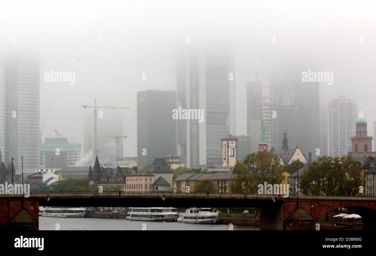 (Dpa) - verschwinden die Wolkenkratzer im dichten Nebel in Frankfurt am Main, 2. Oktober 2003. Stockfoto