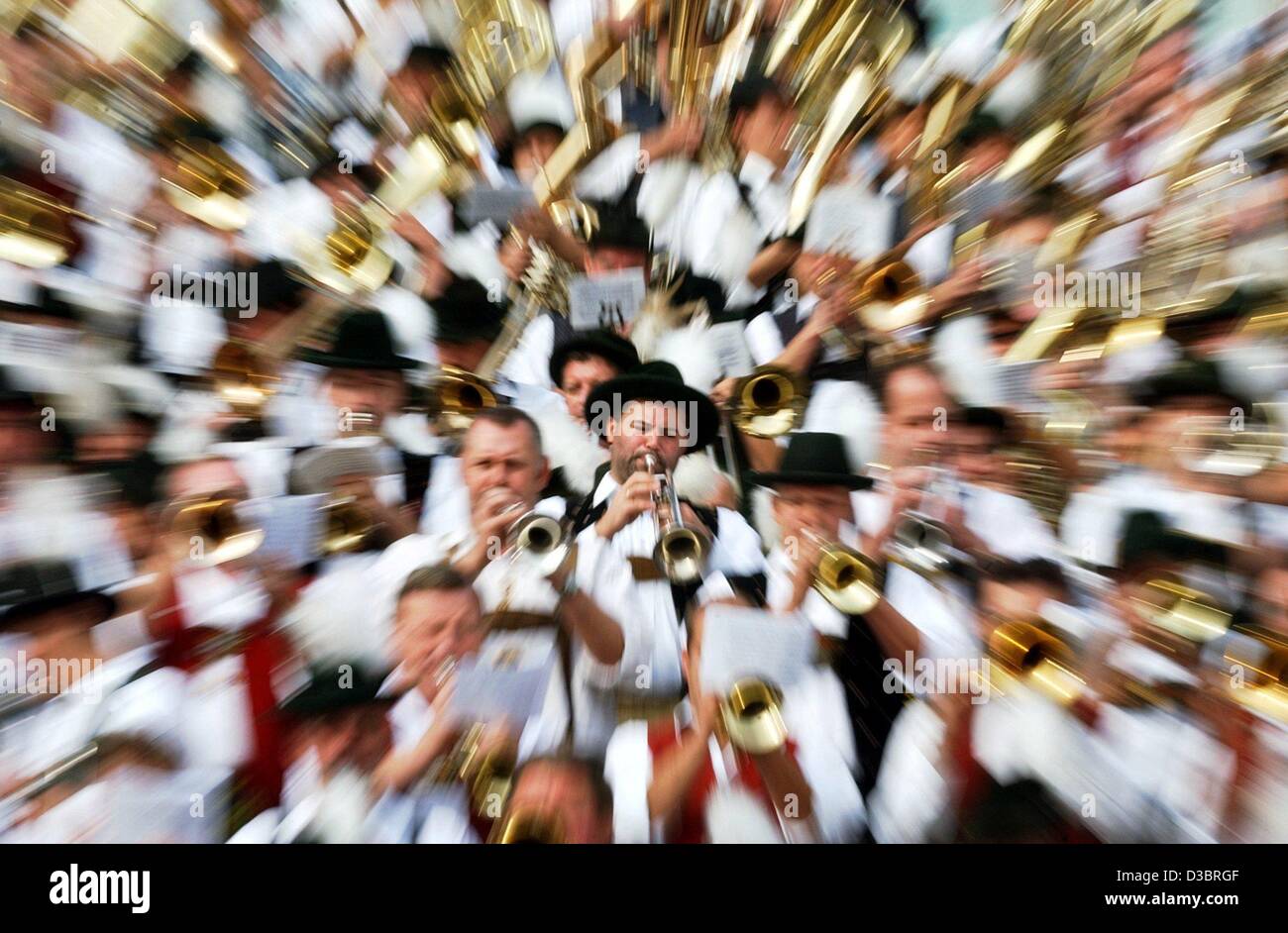 (Dpa) - ein Zoom-Effekt-Foto zeigt eine große Gruppe von Musikern der Blaskapelle in der Bayern-Gedenkstätte feiert 170. Oktober Fest in München, 28. September 2003. Die Oktober-Fest, das traditionell auf der Theresienwiese (Theresien Wiese) in München stattfindet, läuft vom 20 September throug Stockfoto