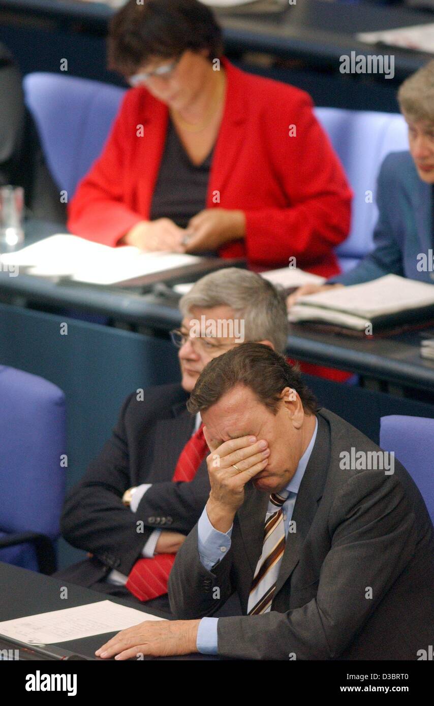 (Dpa) - German Chancellor Gerhard Schroeder (R), Foreign Minister Joschka Fischer (C) und Gesundheitsministerin Ulla Schmidt (hinten) sitzen auf ihren Sitzen nach einer Abstimmung über die Gesundheitsreform im Bundestag in Berlin, 26. September 2003. Die regierende rot-grüne Regierung gewann die Abstimmung für die Healthcare reform Stockfoto