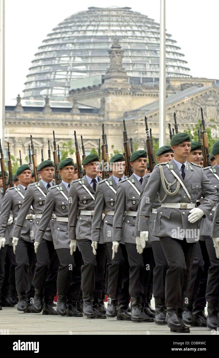 (Dpa) - besuchen Sie Soldaten der Ehrenwache von der Bundeswehr-Marsch zu Ehren eines Staates vor dem Reichstagsgebäude, des Sitzes des Deutschen Bundestages in Berlin, 18. Juni 2003. Stockfoto